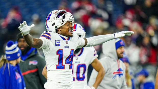 Buffalo Bills WR Stefon Diggs warming up before game